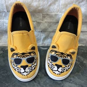 Boys Tiger shoes size 10 from Old Navy